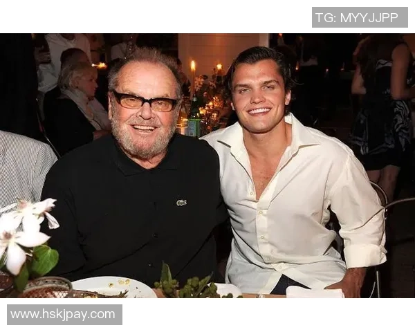 足球明星儿子展现天赋才华的视频引发热议网友纷纷点赞称赞小小球星潜力无限 足球明星儿子展现天赋才华的视频引发热议网友纷纷点赞称赞小小球星潜力无限