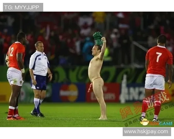 足球明星私密生活揭秘:裸体写真展现运动员真实魅力与身体艺术之美 足球明星私密生活揭秘:裸体写真展现运动员真实魅力与身体艺术之美